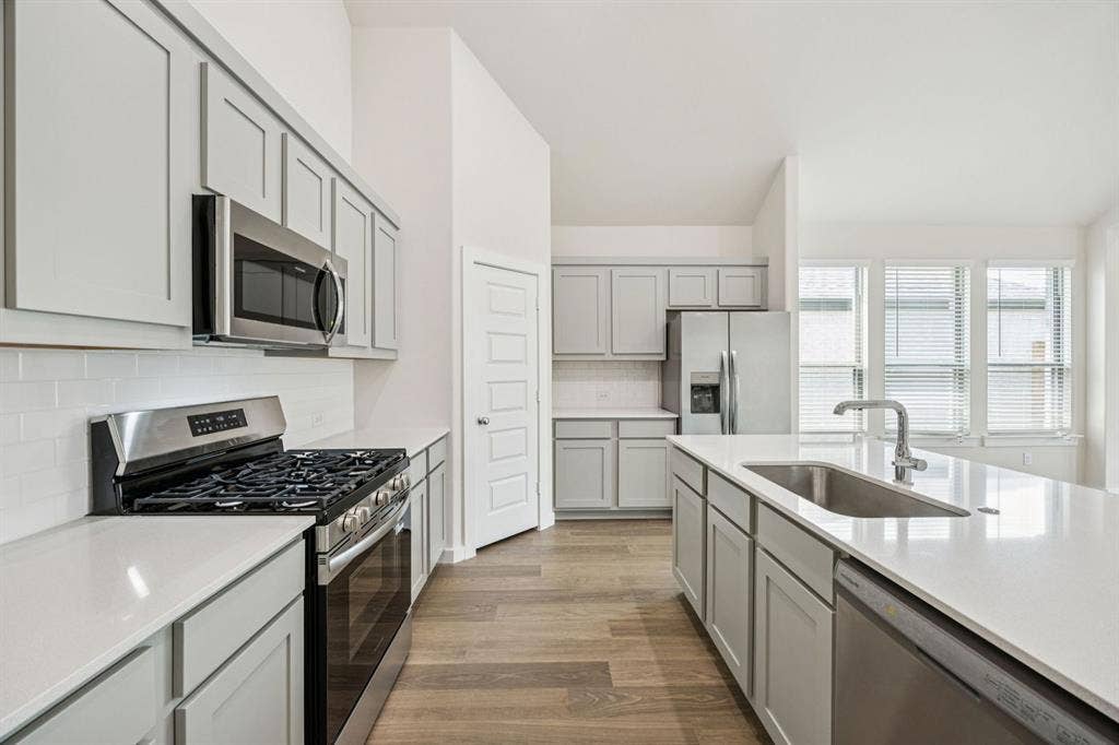909 Bright Acre Trail, Lavon, TX 75166 Kitchen in the Claret home plan by Trophy Signature Homes – REPRESENTATIVE PHOTO