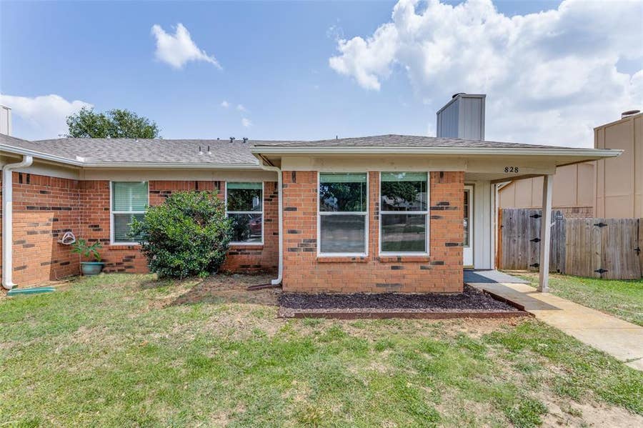Property photo for 828 Woodland Court, Kennedale, TX