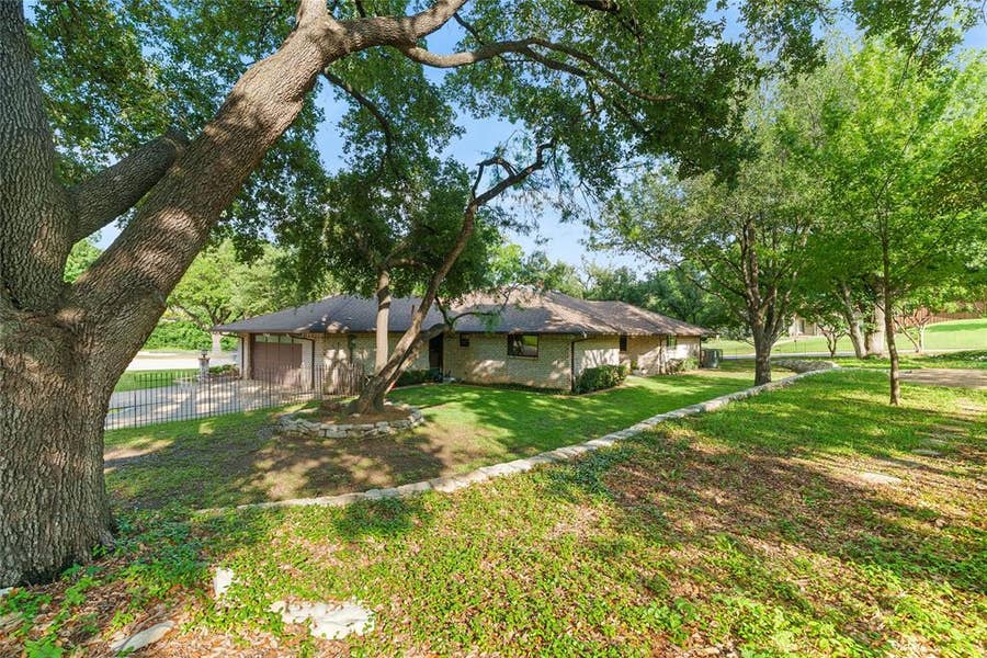 Property photo for 412 E Northgate Drive, Irving, TX