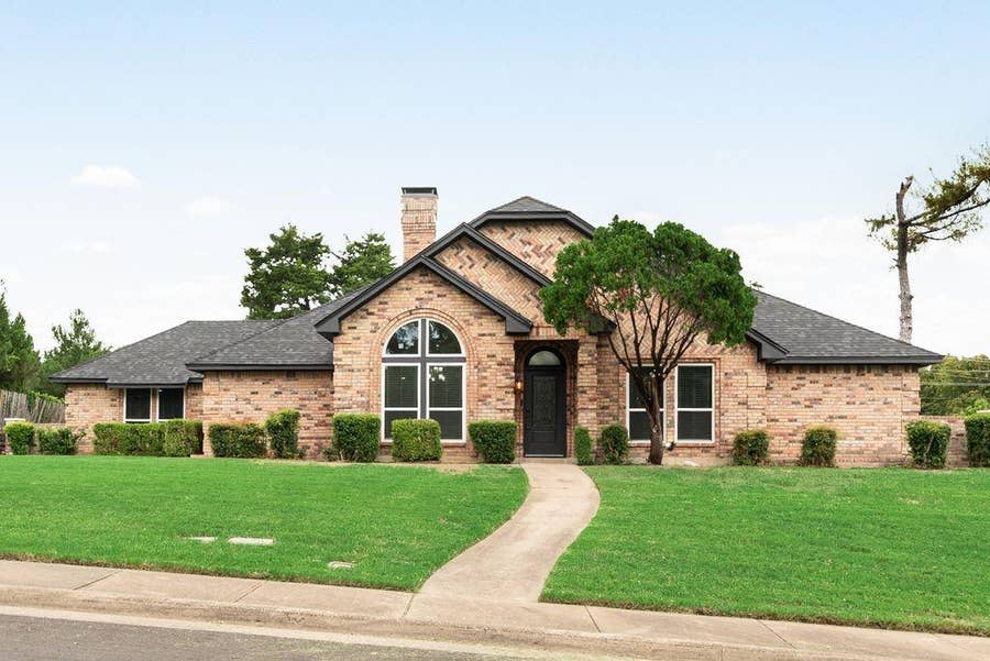 Property photo for 915 Greenbriar Lane, Duncanville, TX