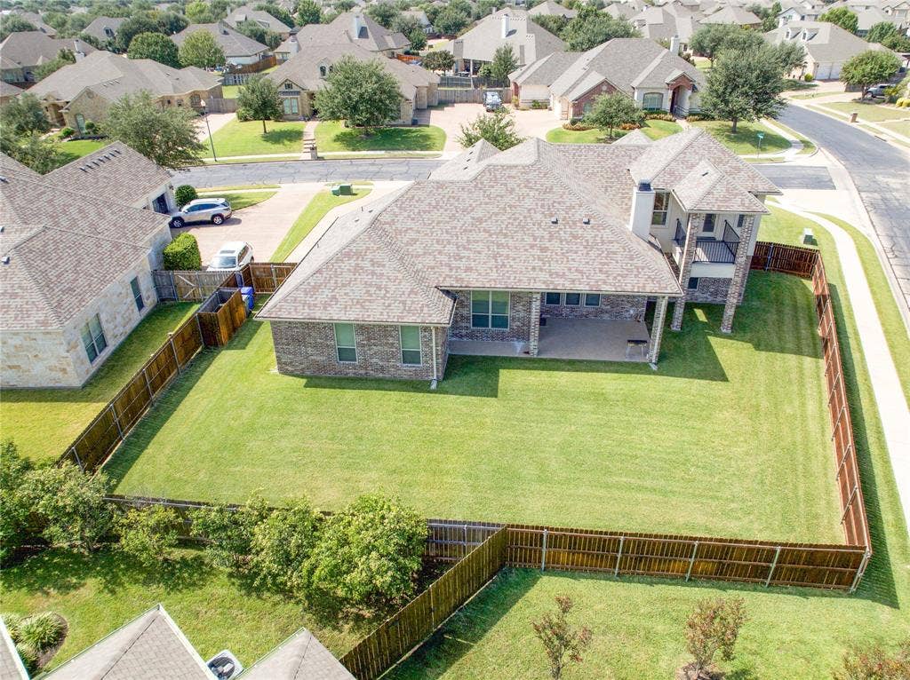 1100 Wessex Drive, Woodway, TX 76712 Expansive fenced yard featuring a covered patio