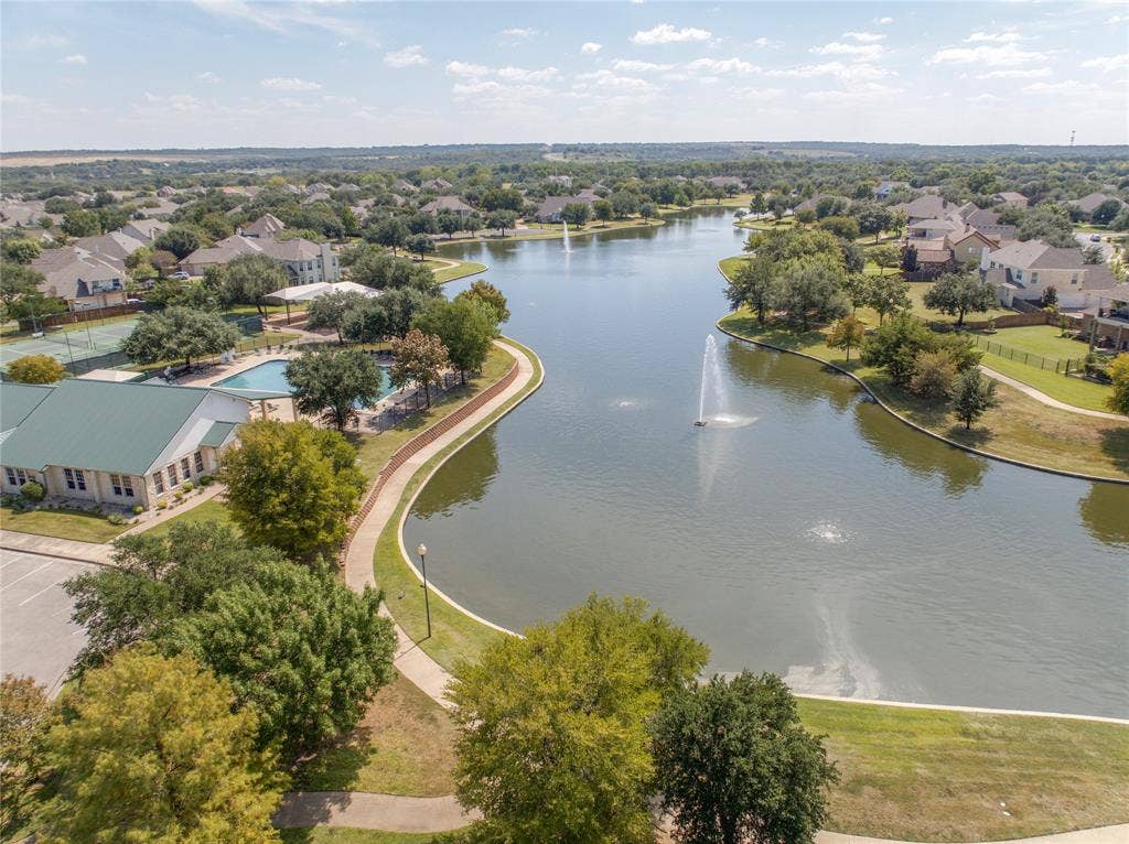 1100 Wessex Drive, Woodway, TX 76712 Expansive lake with multiple fountains, surrounded by mature trees and residential properties