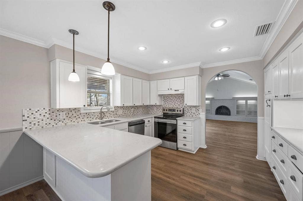 660 Springhill Drive, Hurst, TX 76054 660 Springhill Drive, Hurst, TX 76054