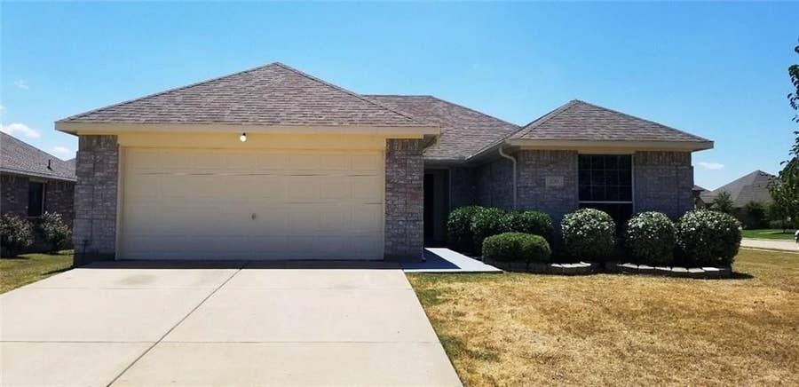 Property photo for 100 Commonwealth Circle, Waxahachie, TX