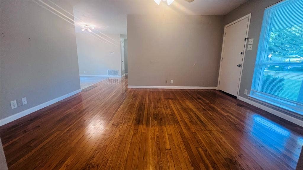 909 Laguna Drive, Denton, TX 76209 909 Laguna Drive, Denton, TX 76209