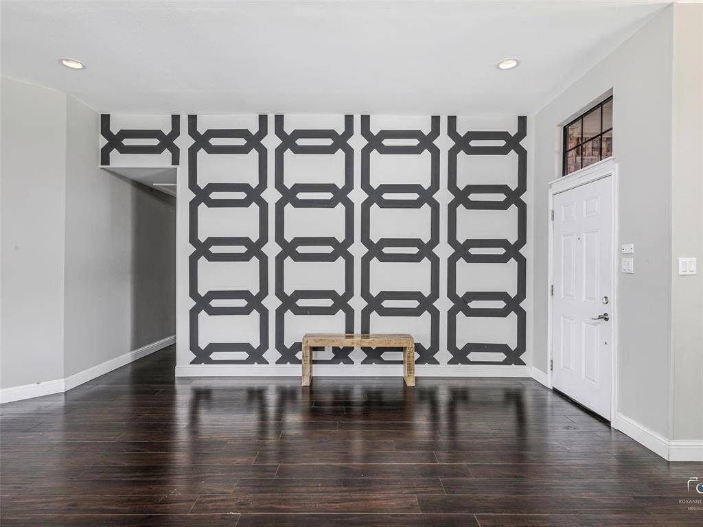 6701 Vero Drive, Plano, TX 75023 As you enter the home through the front door, note the feature wall and beautiful wood floors.