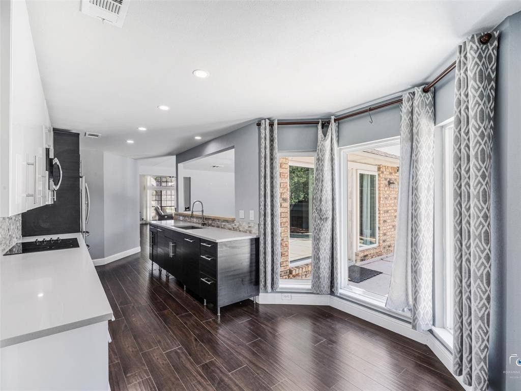 6701 Vero Drive, Plano, TX 75023 A small table is perfect at the bay window--enjoy breakfast and coffee overlooking the backyard.