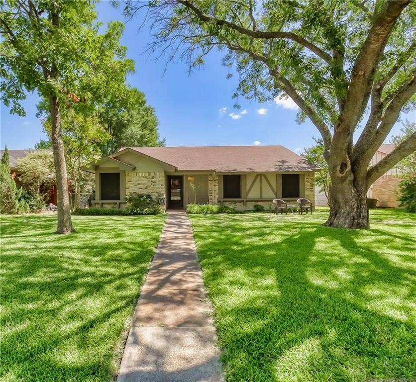 Property photo for 702 Shadybrook Lane, Seagoville, TX