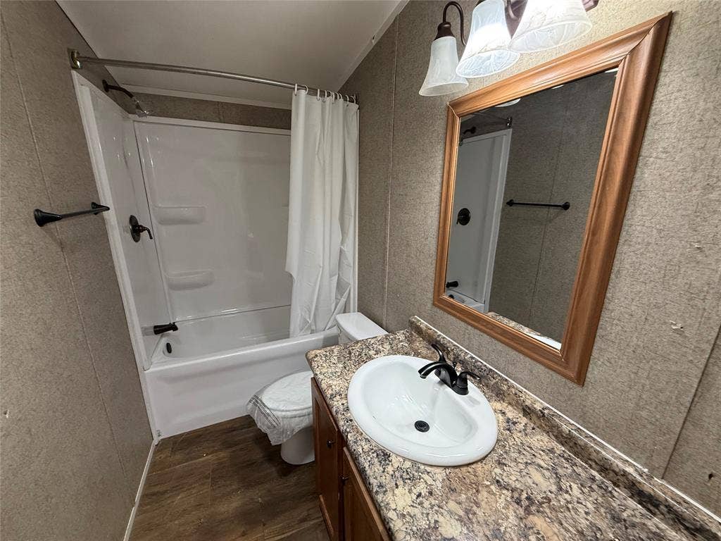 4262 Cactus Drive, Argyle, TX 76226 Hall Bath with adjacent bedroom 2