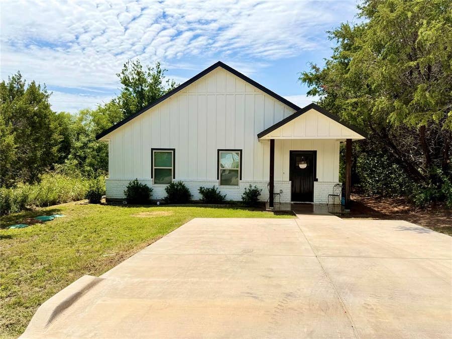 Property photo for 819 Arkansas River Drive, Granbury, TX