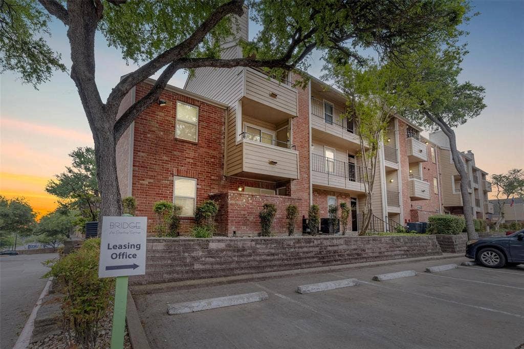 2809 W W William Cannon Drive, #I201, Austin, TX 78745 Up To 8 Weeks Free! Newly renovated units available!