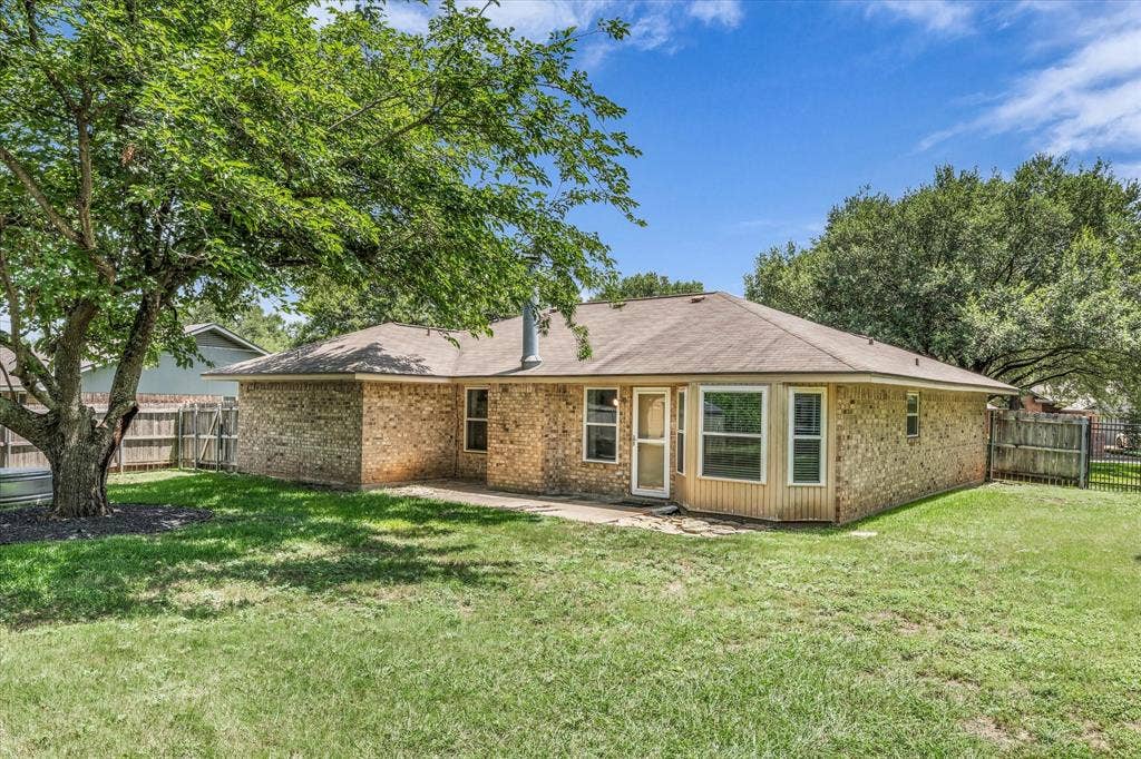 316 E Chapman Road, Hewitt, TX 76643 316 E Chapman Road, Hewitt, TX 76643