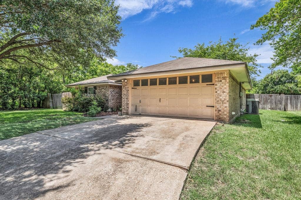 316 E Chapman Road, Hewitt, TX 76643 316 E Chapman Road, Hewitt, TX 76643