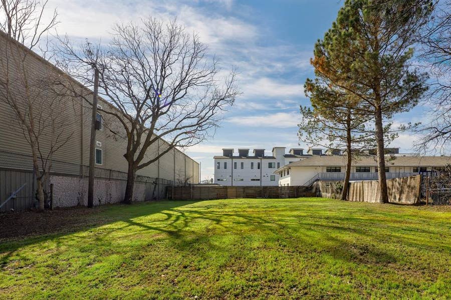 Property photo for 1725 N Prairie Avenue, Dallas, TX