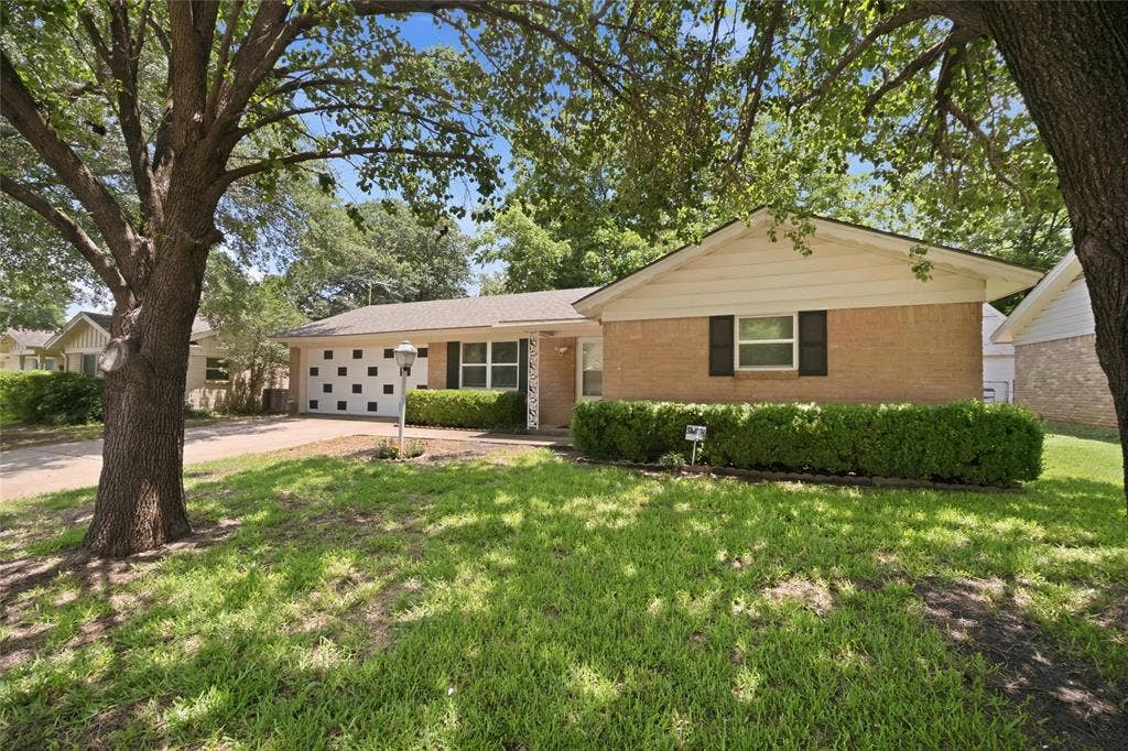 501 Simmons Drive, Euless, TX 76040 501 Simmons Drive, Euless, TX 76040