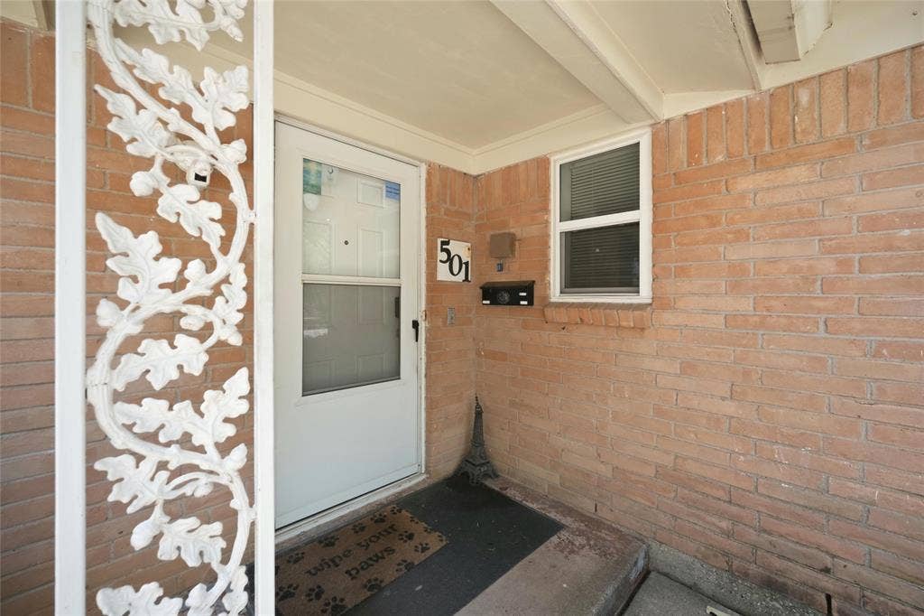 501 Simmons Drive, Euless, TX 76040 501 Simmons Drive, Euless, TX 76040