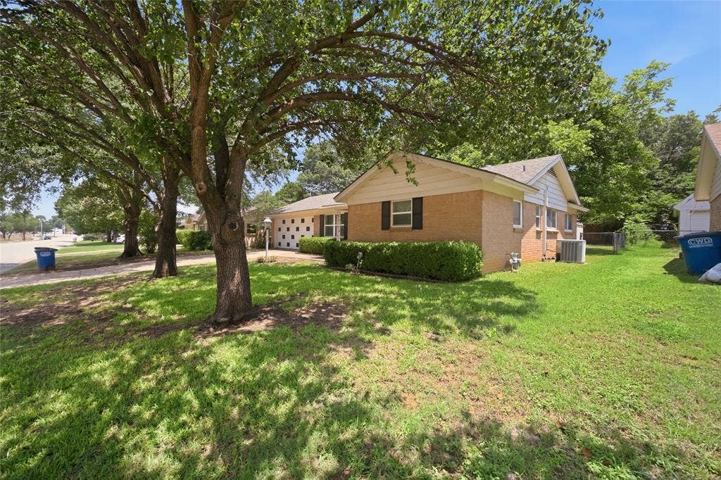 501 Simmons Drive, Euless, TX 76040 501 Simmons Drive, Euless, TX 76040