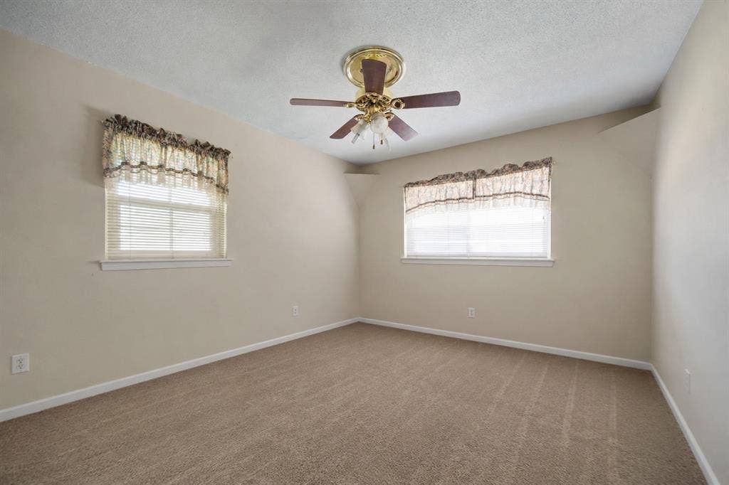 501 Simmons Drive, Euless, TX 76040 501 Simmons Drive, Euless, TX 76040