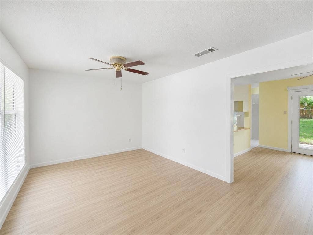501 Simmons Drive, Euless, TX 76040 501 Simmons Drive, Euless, TX 76040