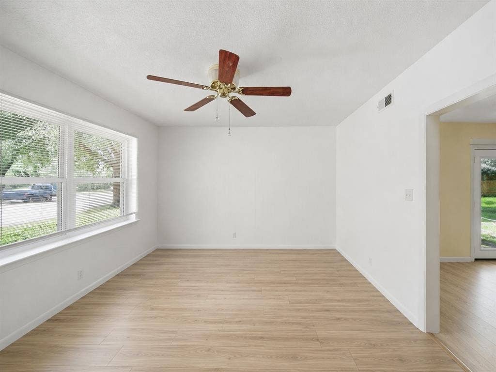 501 Simmons Drive, Euless, TX 76040 501 Simmons Drive, Euless, TX 76040
