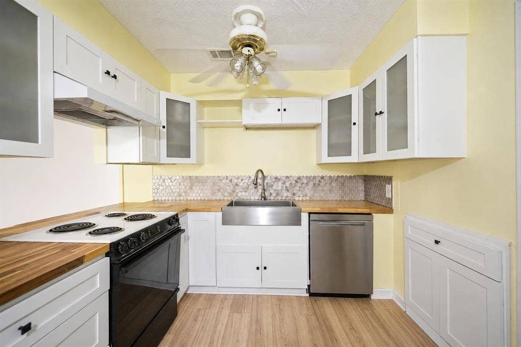 501 Simmons Drive, Euless, TX 76040 501 Simmons Drive, Euless, TX 76040