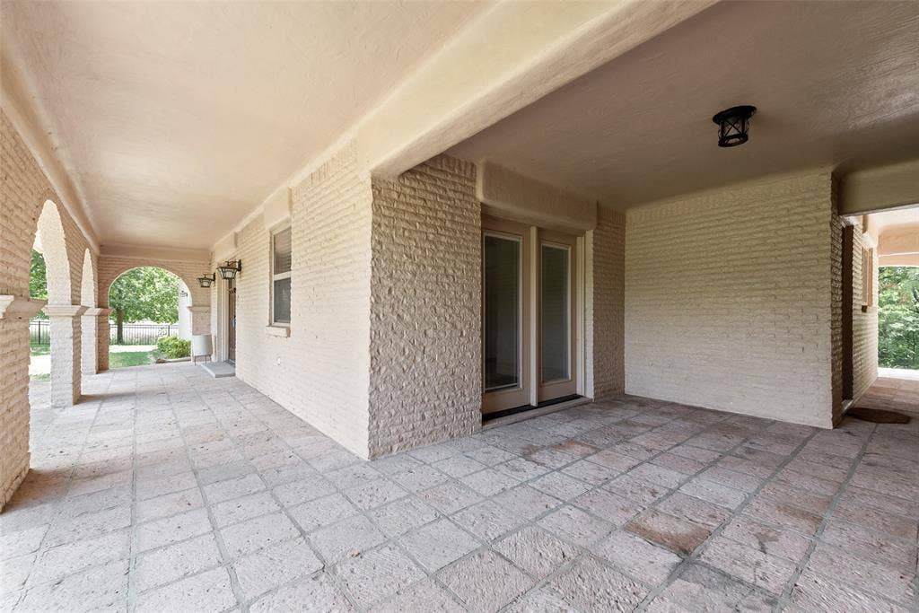 Covered Veranda between the house and garage