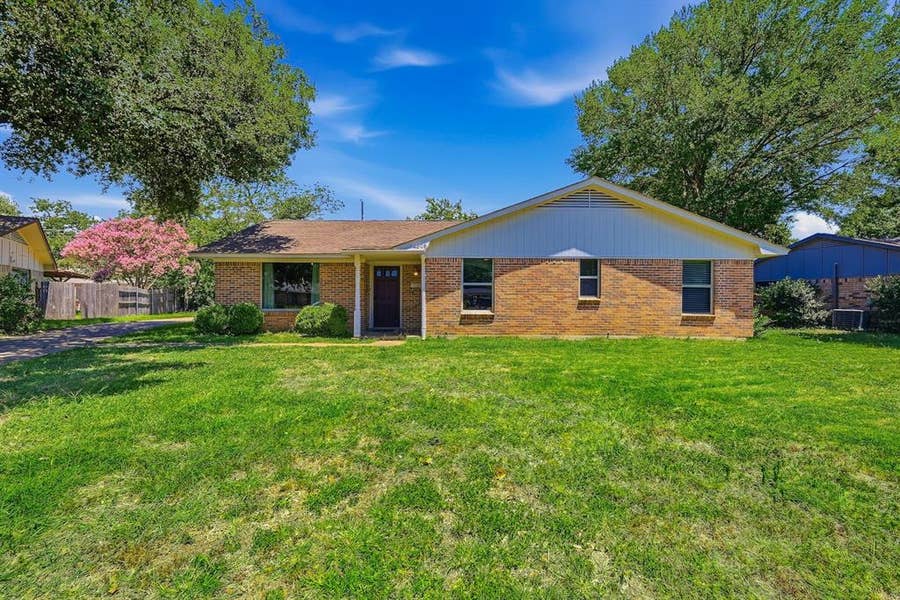 Property photo for 2506 Glen Court, Irving, TX