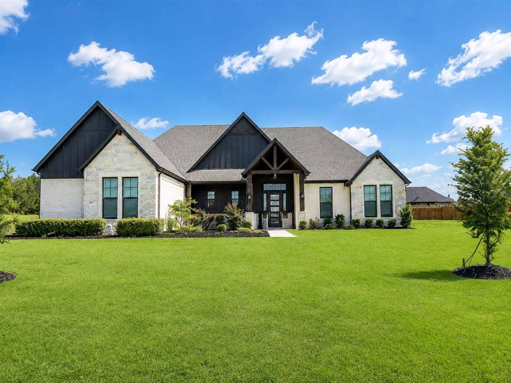 4017 Lagos Drive, Midlothian, TX 76065 4017 Lagos Drive, Midlothian, TX 76065