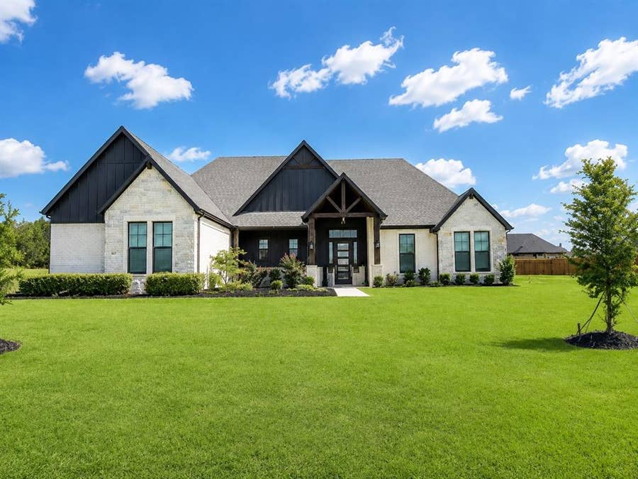 Property photo for 4017 Lagos Drive, Midlothian, TX
