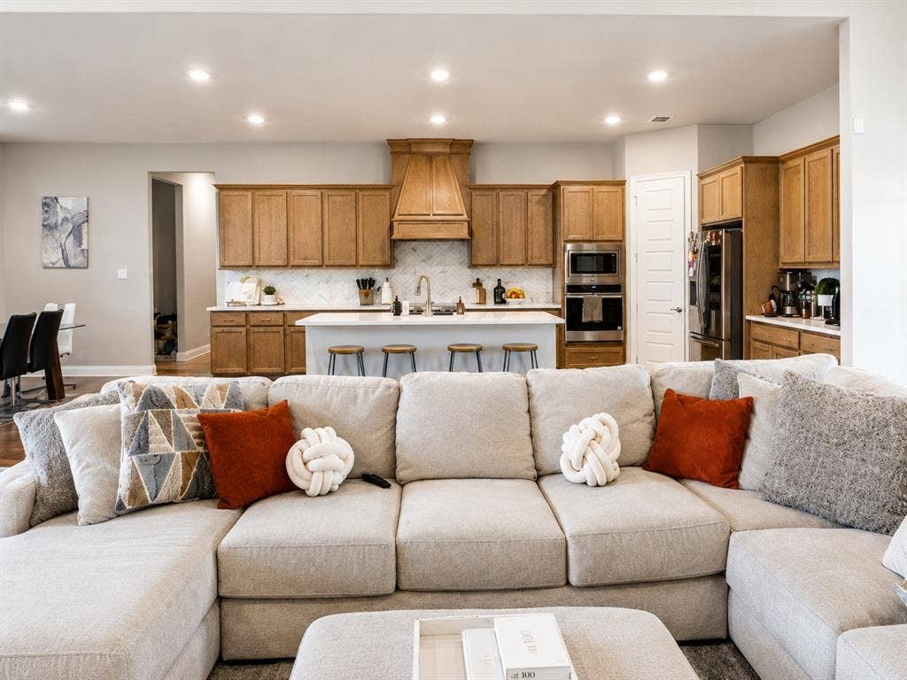 4017 Lagos Drive, Midlothian, TX 76065 4017 Lagos Drive, Midlothian, TX 76065
