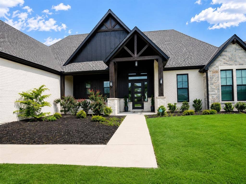 4017 Lagos Drive, Midlothian, TX 76065 4017 Lagos Drive, Midlothian, TX 76065