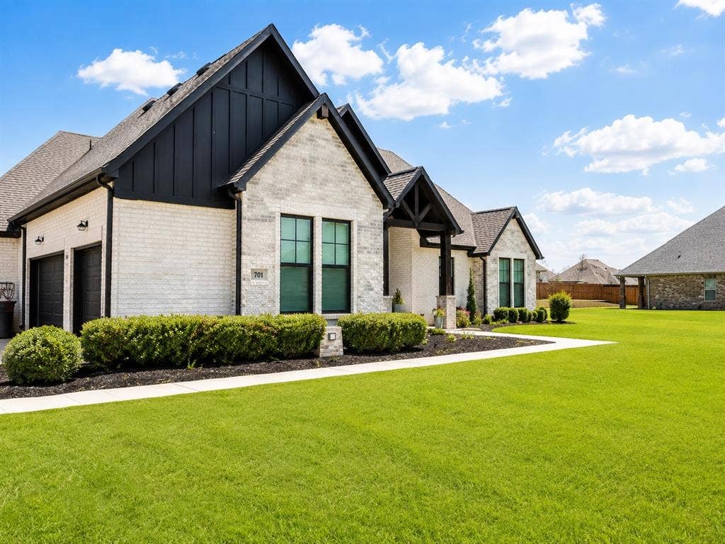 4017 Lagos Drive, Midlothian, TX 76065 4017 Lagos Drive, Midlothian, TX 76065