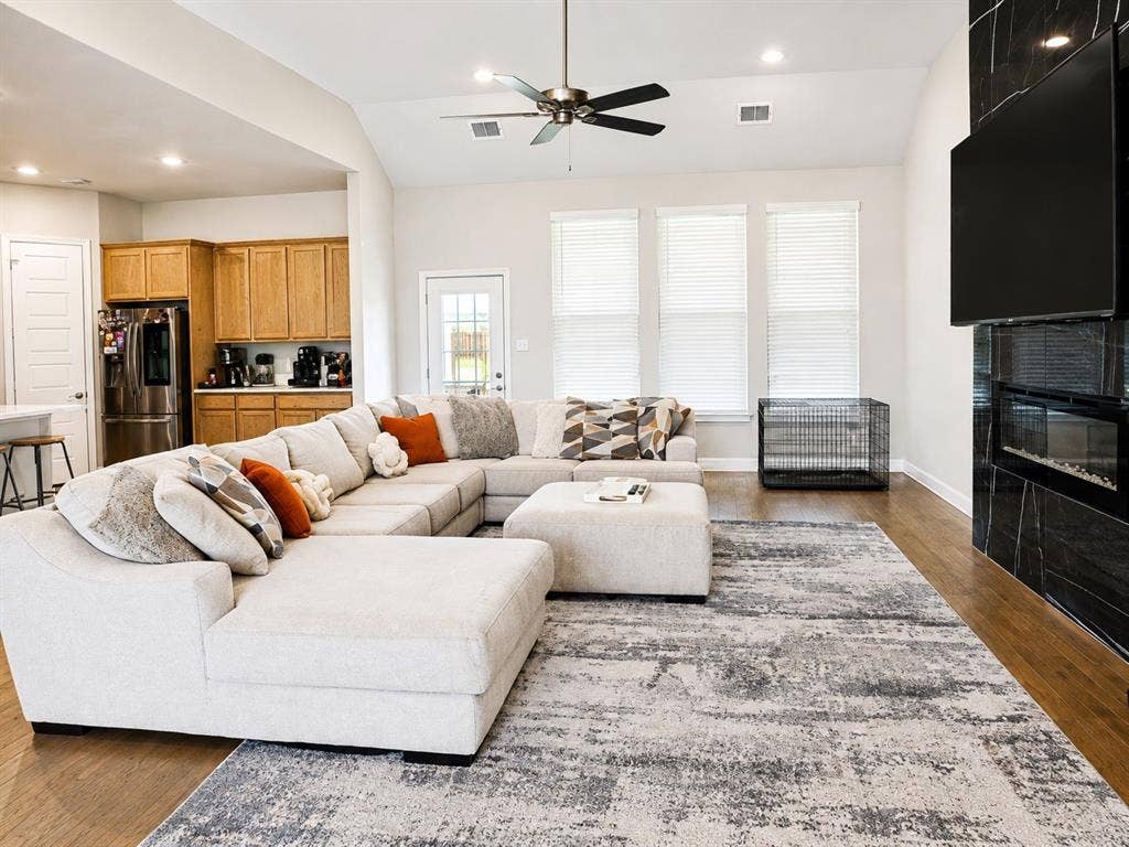 4017 Lagos Drive, Midlothian, TX 76065 4017 Lagos Drive, Midlothian, TX 76065