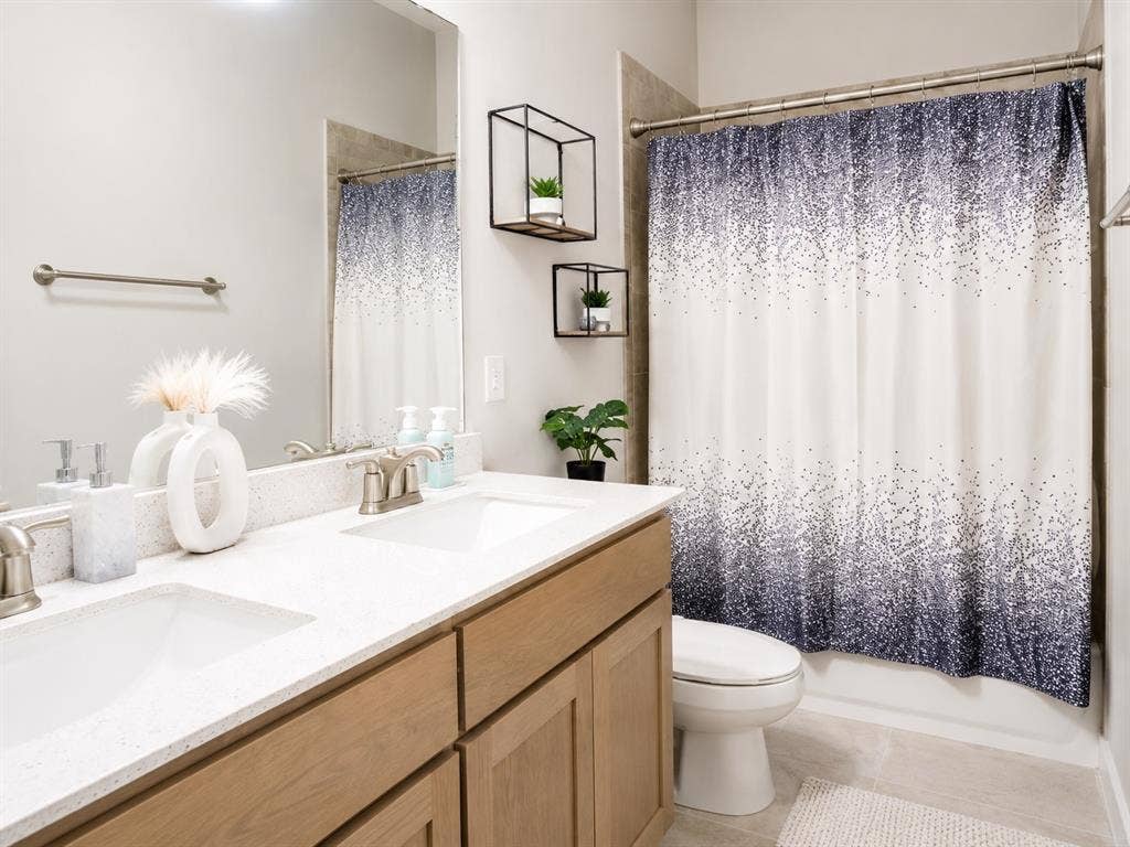 4017 Lagos Drive, Midlothian, TX 76065 4017 Lagos Drive, Midlothian, TX 76065