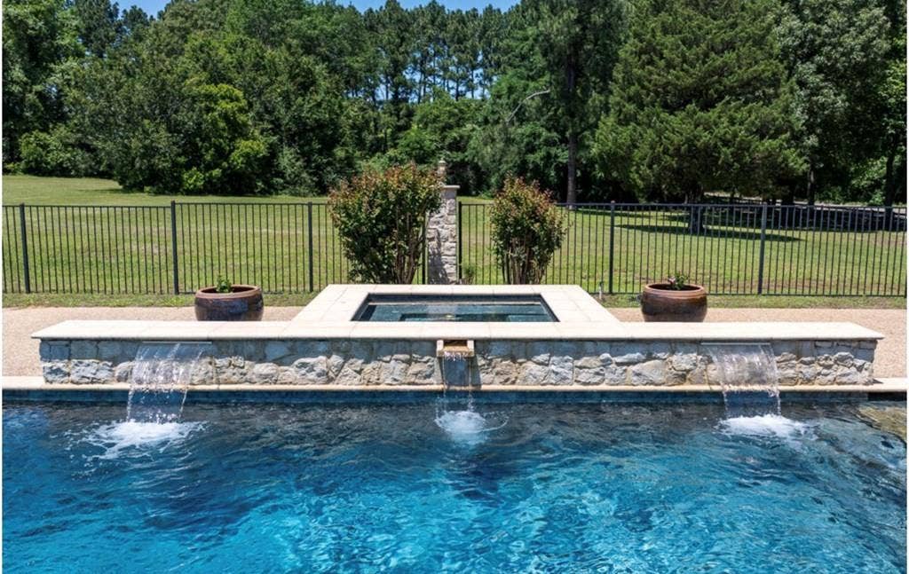 106 Timber Hill, Athens, TX 75751 Swimming pool with integrated spa and stone surround