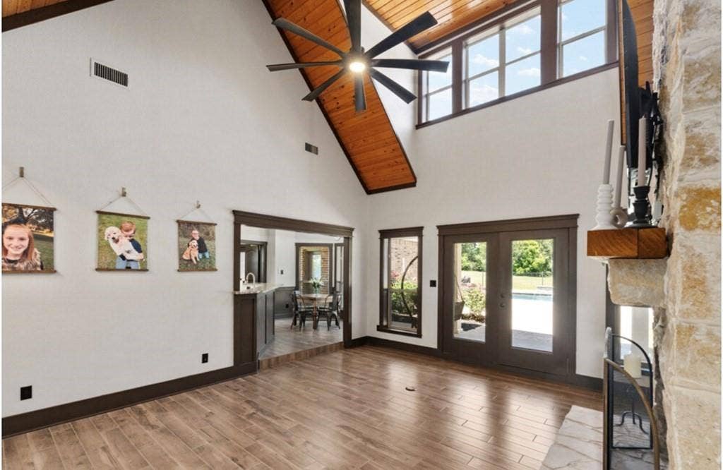 106 Timber Hill, Athens, TX 75751 Vaulted ceiling with wood-finish planks and exposed beams