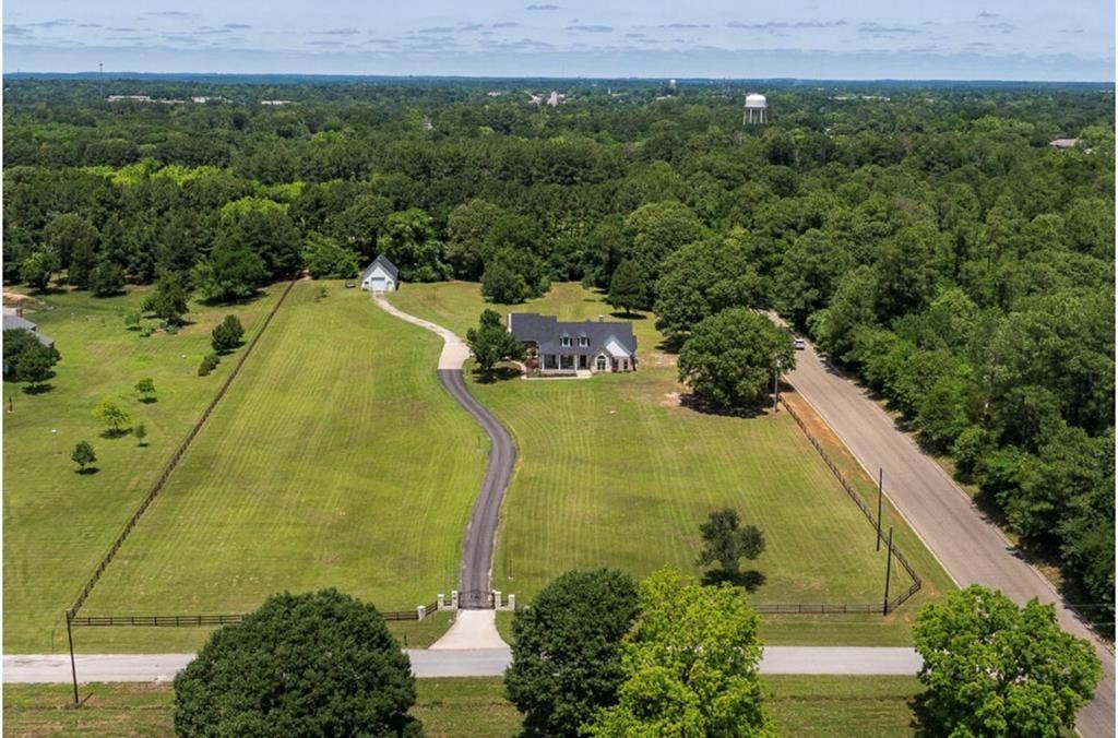 106 Timber Hill, Athens, TX 75751 Expansive property featuring a winding driveway, a main residence with a dark roof, a detached structure, extensive green space, and mature trees