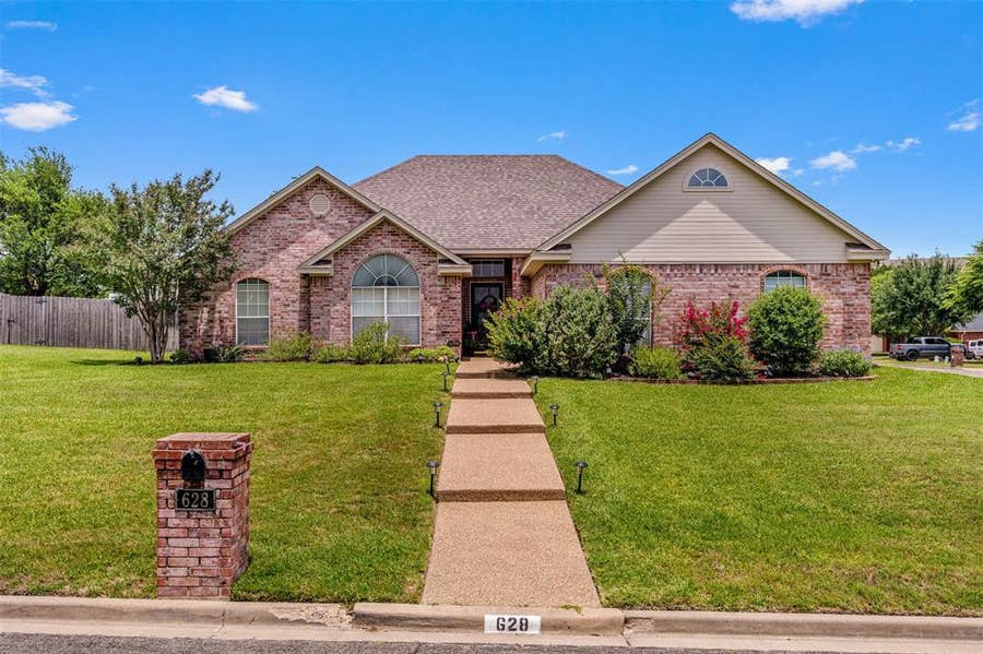 Property photo for 628 Willow Creek Drive, Hewitt, TX