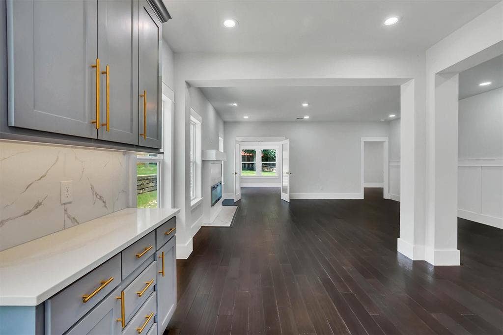 Built-in server in eat-in kitchen