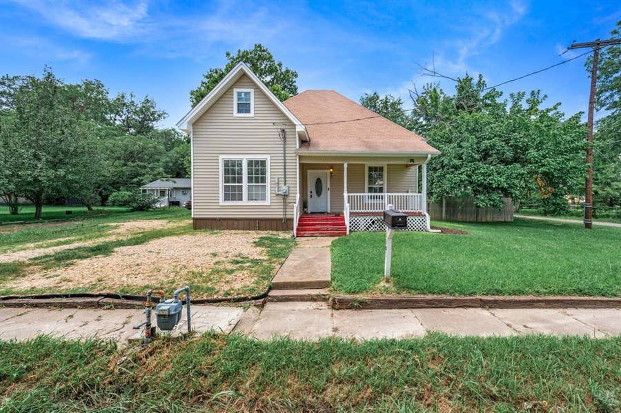 Property photo for 1301 Locust Street, Commerce, TX