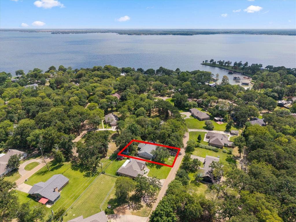 116 Meadowood Road, Enchanted Oaks, TX 75156 Lakefront property with direct water access