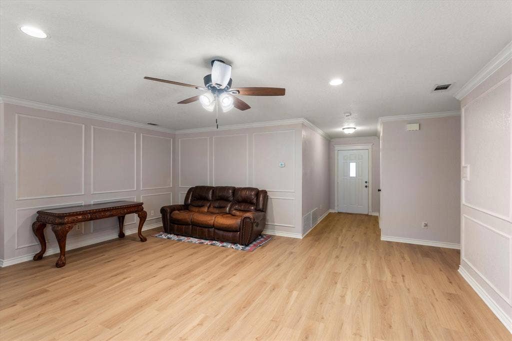 116 Meadowood Road, Enchanted Oaks, TX 75156 Spacious interior featuring wood-finish flooring, recessed lighting, and a ceiling fan