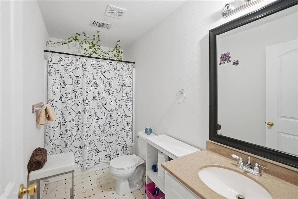 1101 Charles Street, Weatherford, TX 76086 2nd floor bathroom