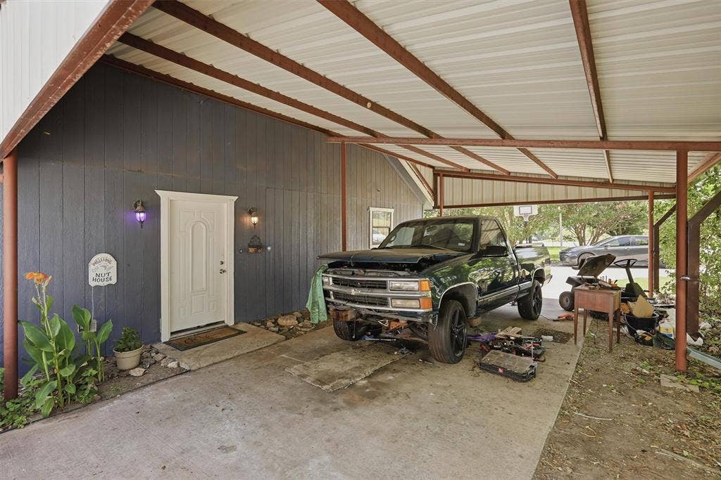 1101 Charles Street, Weatherford, TX 76086 Covered front entry