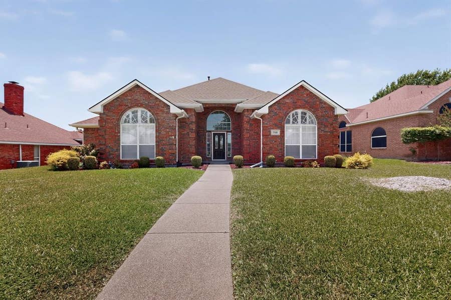 Property photo for 712 Regalwood Drive, DeSoto, TX