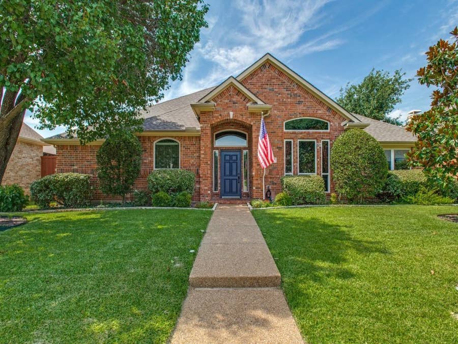 Property photo for 9502 Valley Lake Lane, Irving, TX