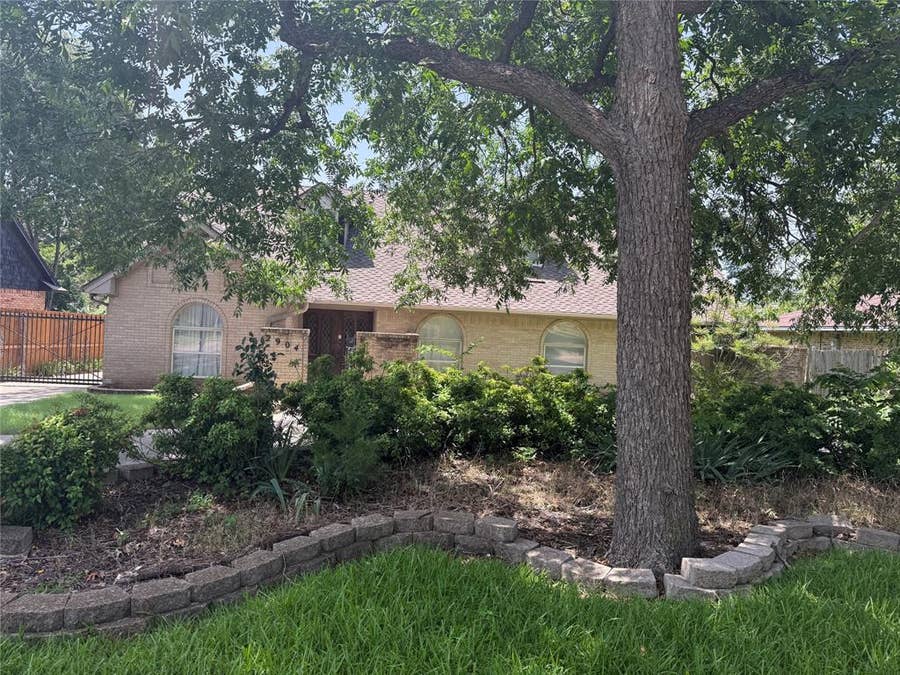 Property photo for 2904 Bridal Wreath Lane, Dallas, TX