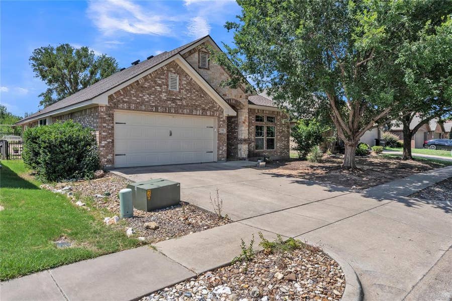 Property photo for 1321 Lauren Lane, Granbury, TX