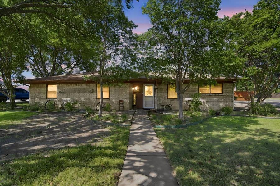 Property photo for 300 Pebble Creek Lane, Red Oak, TX