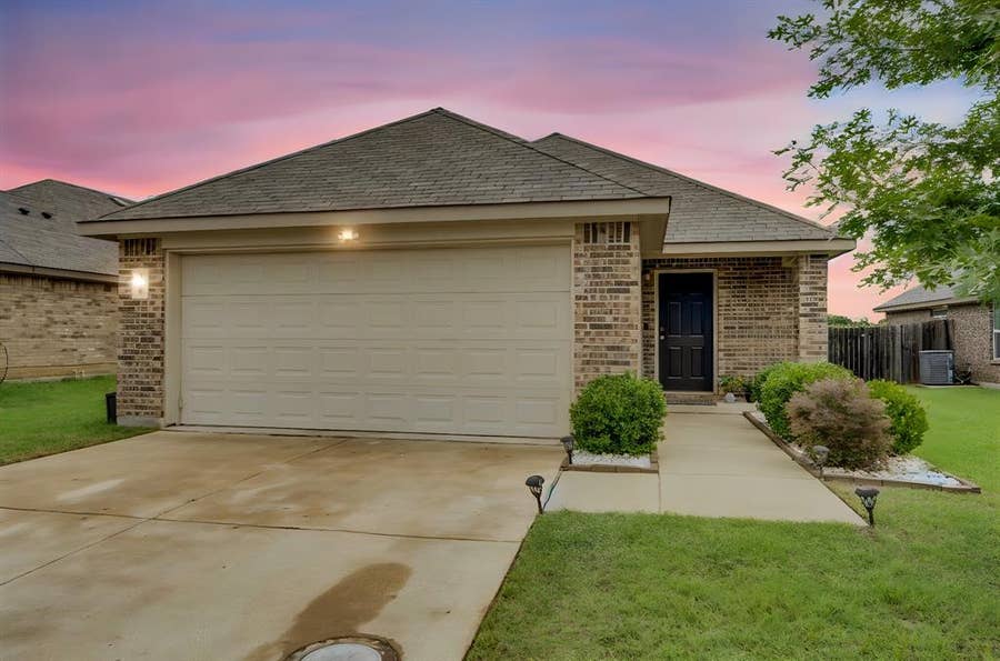 Property photo for 3308 Robin Road, Ennis, TX